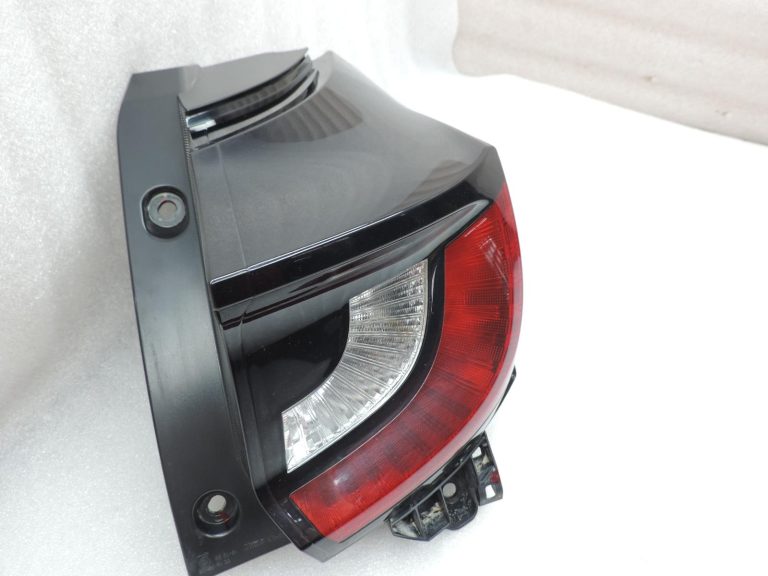 Oe Toyota Yaris IV XP210 aizmugurējais lukturis 81551K0030