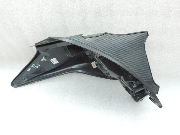 Oe Toyota Yaris IV XP210 aizmugurējais lukturis 81551K0030