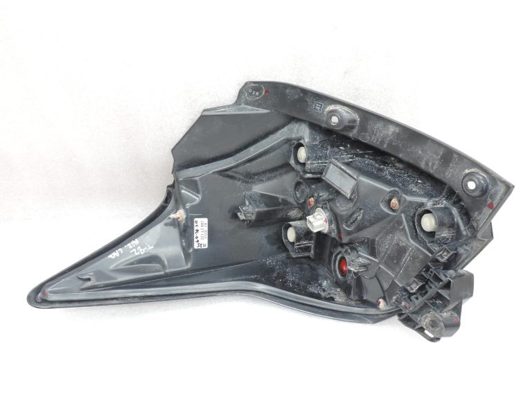 Oe Toyota Yaris IV XP210 aizmugurējais lukturis 81551K0030