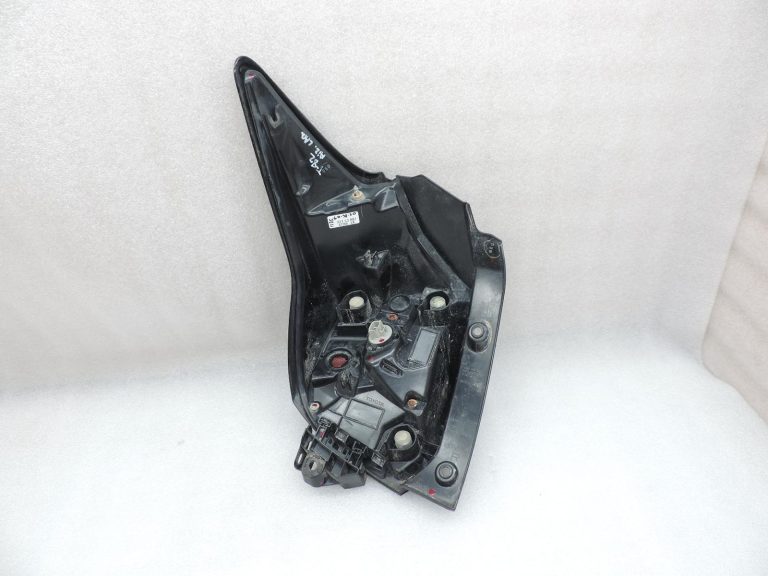 Oe Toyota Yaris IV XP210 aizmugurējais lukturis 81551K0030