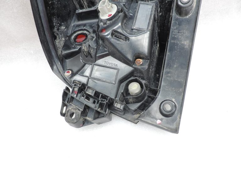 Oe Toyota Yaris IV XP210 aizmugurējais lukturis 81551K0030