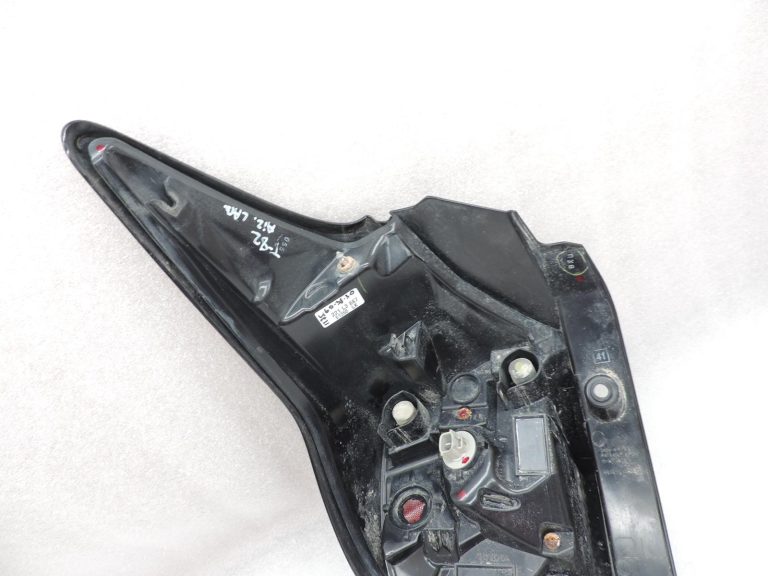 Oe Toyota Yaris IV XP210 aizmugurējais lukturis 81551K0030