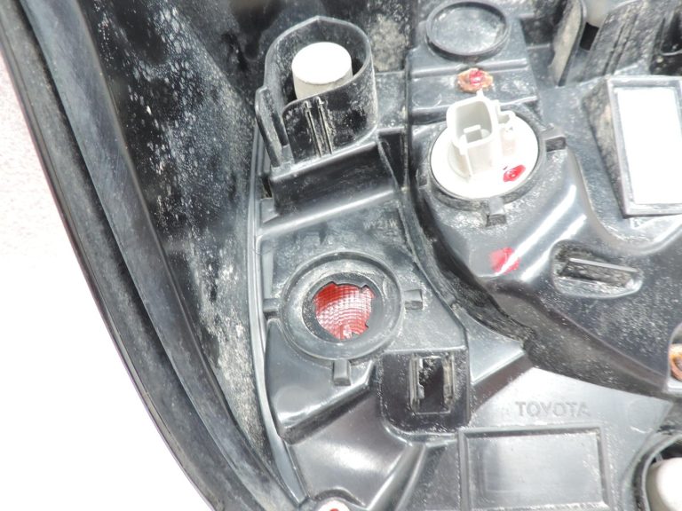 Oe Toyota Yaris IV XP210 aizmugurējais lukturis 81551K0030
