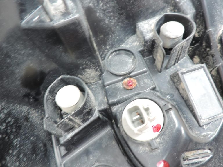 Oe Toyota Yaris IV XP210 aizmugurējais lukturis 81551K0030