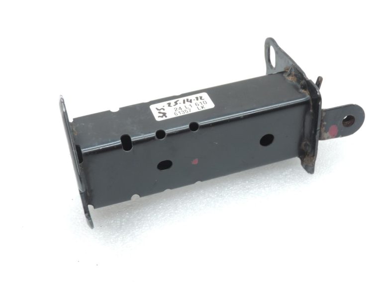 Toyota Yaris IV XP210 HEV labās puses bufera kronšteins 52102-K0010