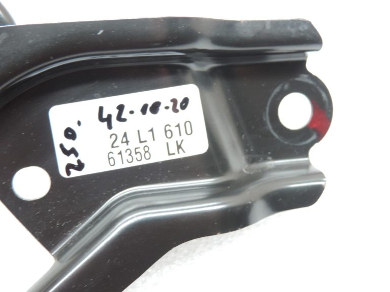 Toyota Yaris IV XP210 Isofix stiprinājums aizmugurē pa labi 73705K0010