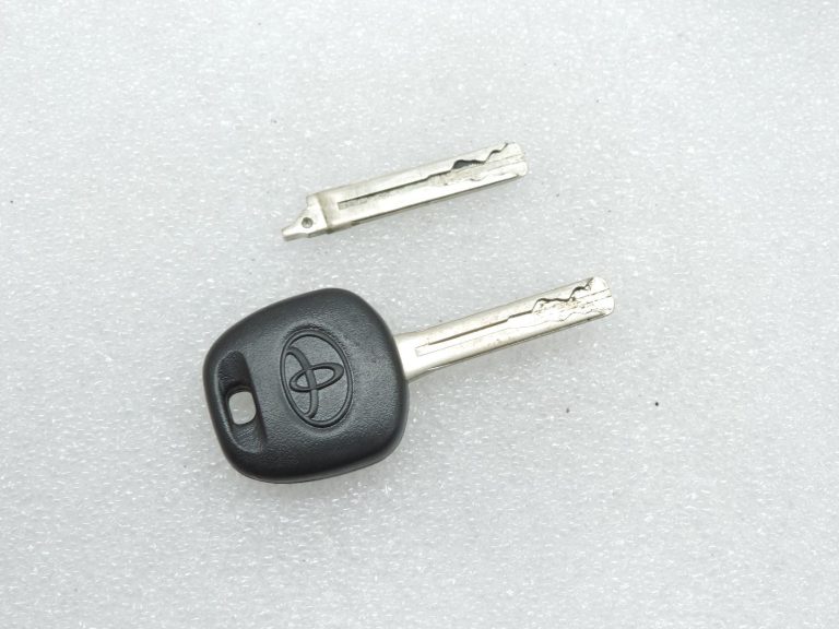 OE Toyota Yaris IV XP210 aizdedzes slēdzenes cilindrs, durvju slēdzenes cilindrs ar atslēgu