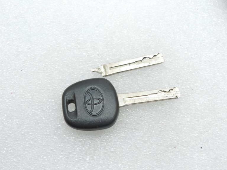 OE Toyota Yaris IV XP210 aizdedzes slēdzenes cilindrs, durvju slēdzenes cilindrs ar atslēgu