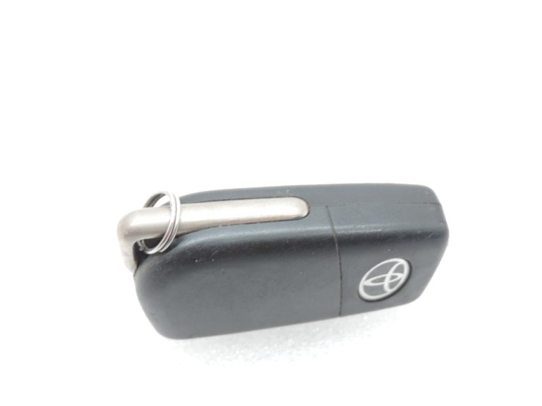 OE Toyota Yaris IV XP210 bezvadu atslēga ar tālvadības pulti 89070K0060