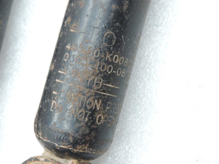 OE Toyota Yaris IV XP210 aizmugurējo amortizatoru komplekts 48530k0080