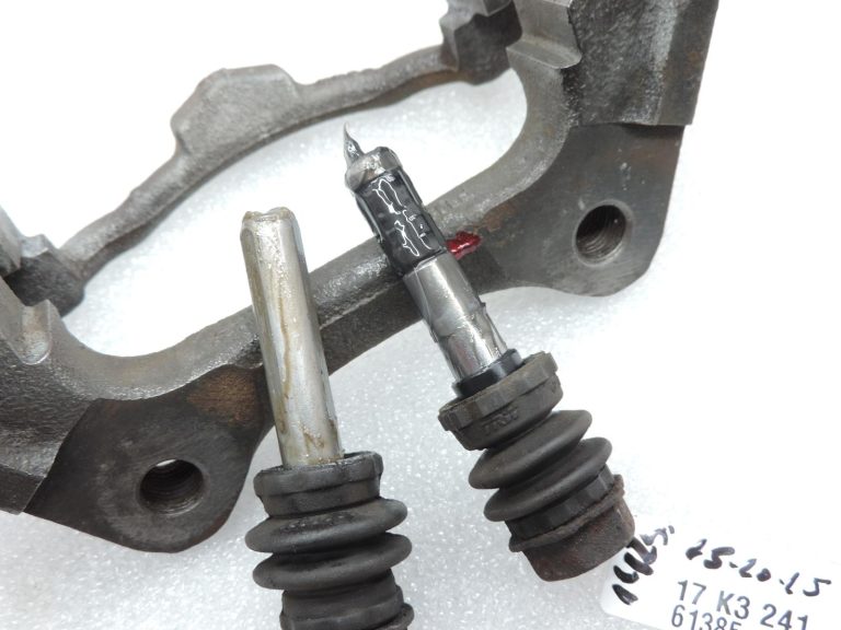 OE Toyota Corolla E21 aizmugurējā labās puses bremžu kluča kronšteins 4782109100