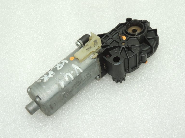 Volvo V70 III sēdekļa regulēšanas servomotors priekšējais kreisais 0390203246