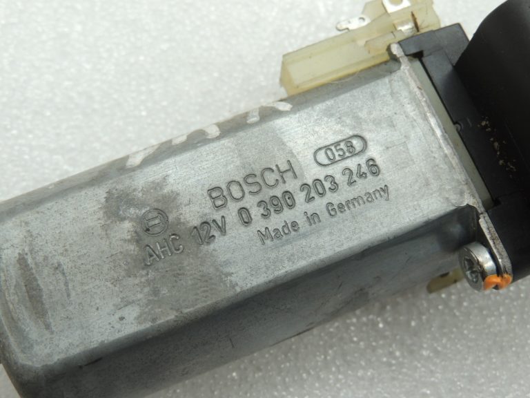Volvo V70 III sēdekļa regulēšanas servomotors priekšējais kreisais 0390203246