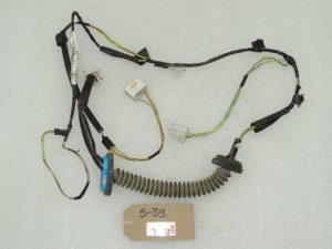 OEM Suzuki SX4 1.6i Aizmugurējo kreiso durvju elektroinstalācijas instalācija 3675179JA1