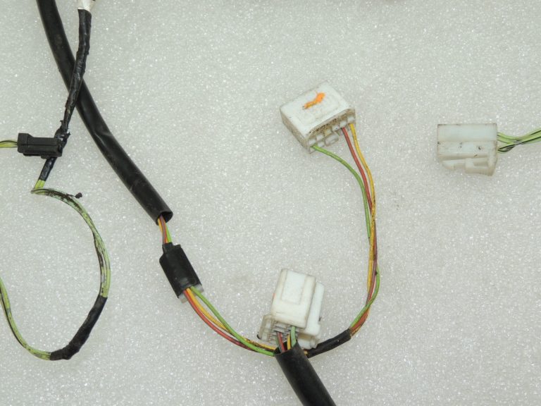 OEM Suzuki SX4 1.6i Aizmugurējo kreiso durvju elektroinstalācijas instalācija 3675179JA1