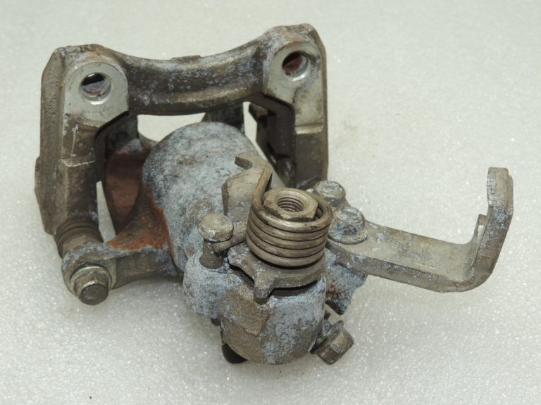 Suzuki SX4 2.0i Aizmugurējais bremžu suports labais 5540180J00999