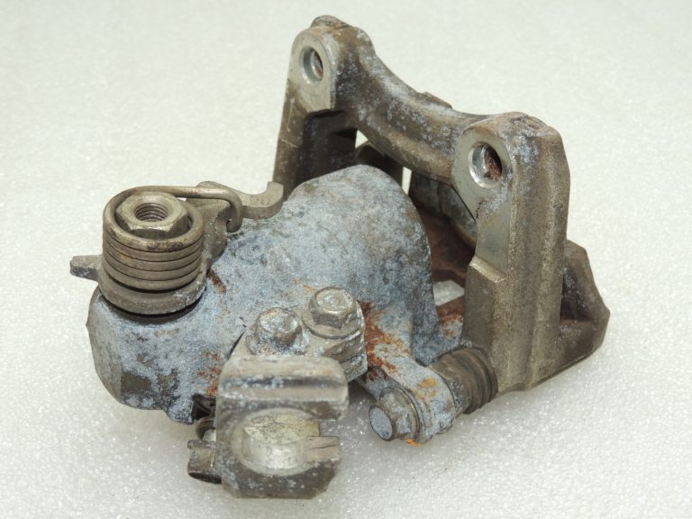 Suzuki SX4 2.0i Aizmugurējais bremžu suports labais 5540180J00999