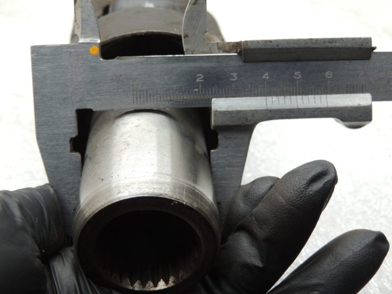 OEM Suzuki Grand Vitara II 2.0i priekšējā piedziņas vārpsta 2710185FA1