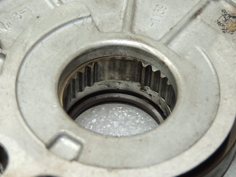 Volvo V70 2.4D eļļas sūknis 30777092
