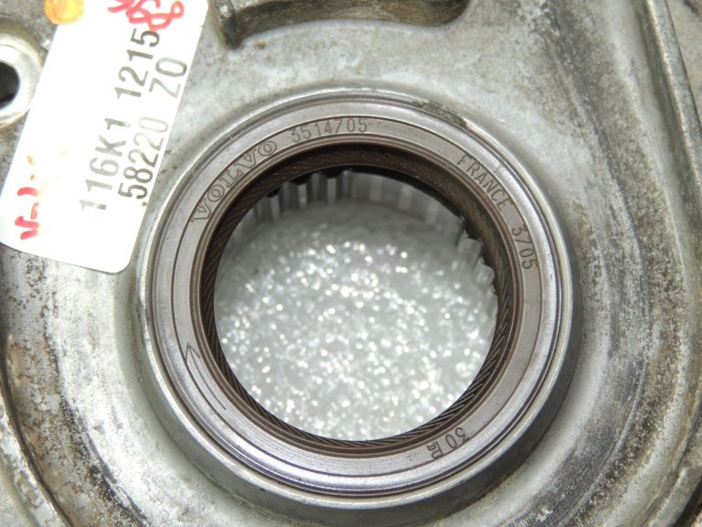 Volvo V70 2.4D eļļas sūknis 30777092