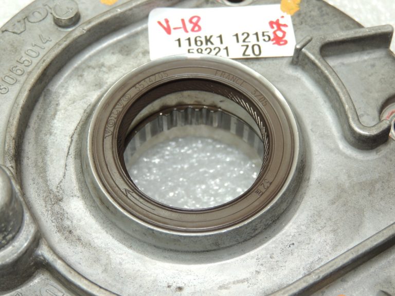 Volvo V70 2.4D eļļas sūknis 30777092