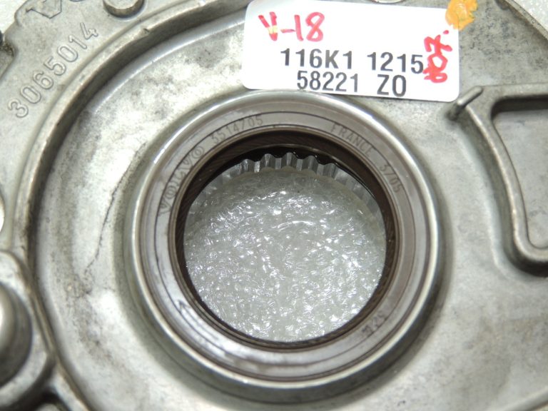 Volvo V70 2.4D eļļas sūknis 30777092
