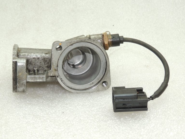 Volvo XC70 2.4 benzīna termostata korpuss 8692934