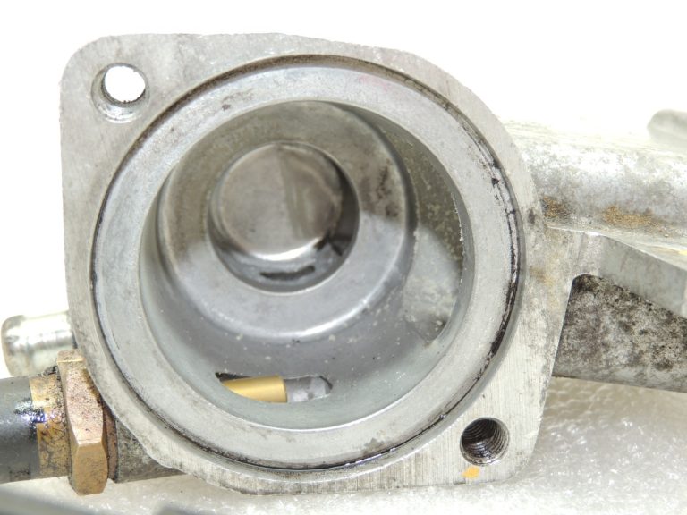 Volvo XC70 2.4 benzīna termostata korpuss 8692934