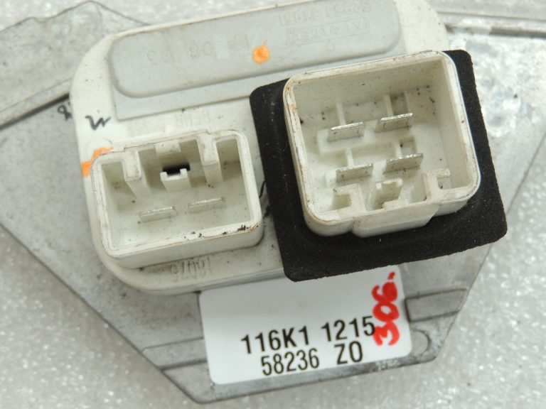 OEM Volvo V70 II 2.4D sildītāja ventilatora kontroles rezistors 8693262