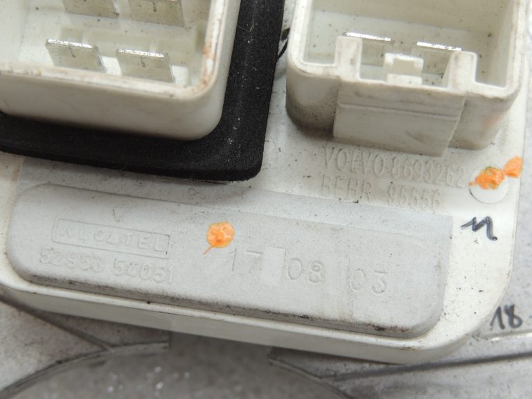 OEM Volvo V70 II 2.4D sildītāja ventilatora kontroles rezistors 8693262