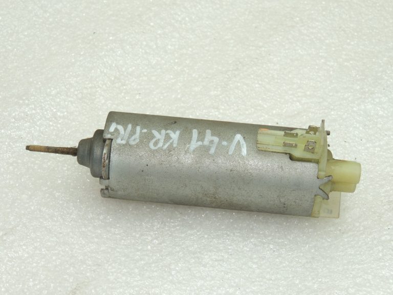 Volvo V70 III Priekšējais kreisais sēdekļa regulēšanas servomotors 8621418