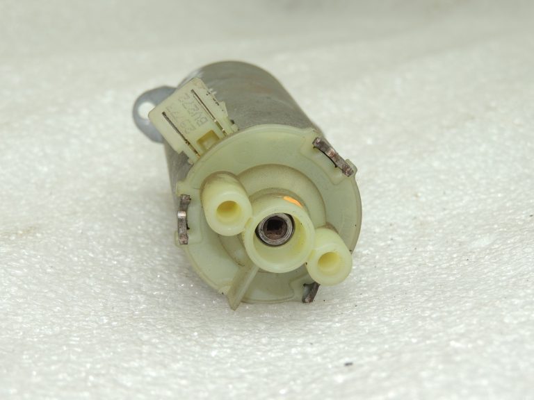 Volvo V70 III Priekšējais kreisais sēdekļa regulēšanas servomotors 8621418