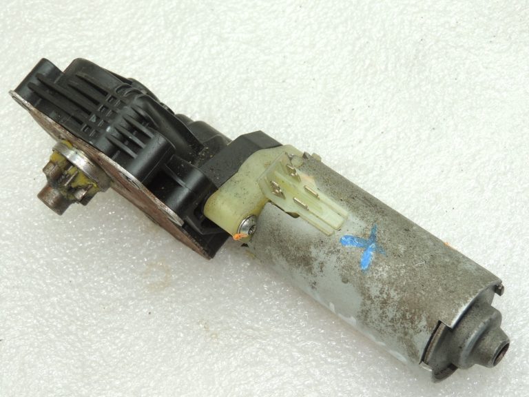 Volvo V70 III priekšējais kreisais sēdekļa regulēšanas servomotors 8621412