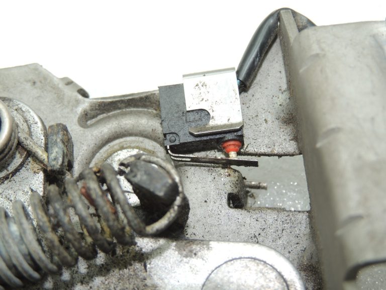 Volvo V50 motora pārsega slēdzene 30716529