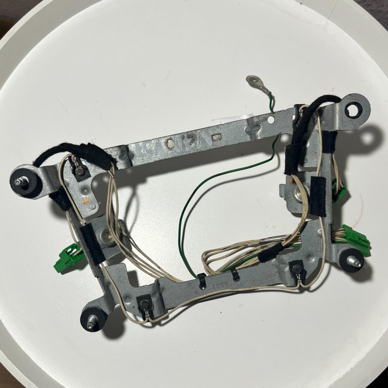 Volvo V70 II elektroinstalācijas kronšteins 30665739