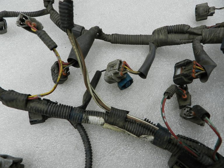 Toyota Avensis T27 Oriģināla motora elektroinstalācijas instalācija 8212105C80