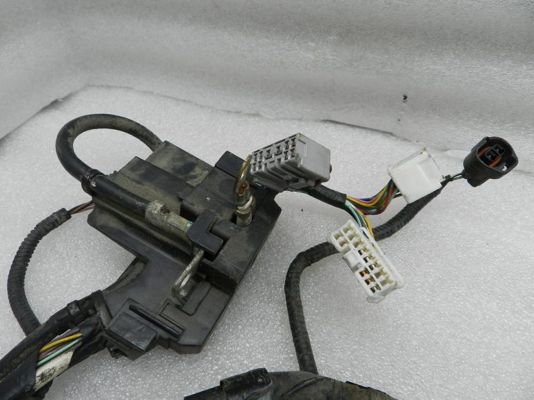 Toyota Avensis T27 Oriģināla motora elektroinstalācijas instalācija 8212105C80