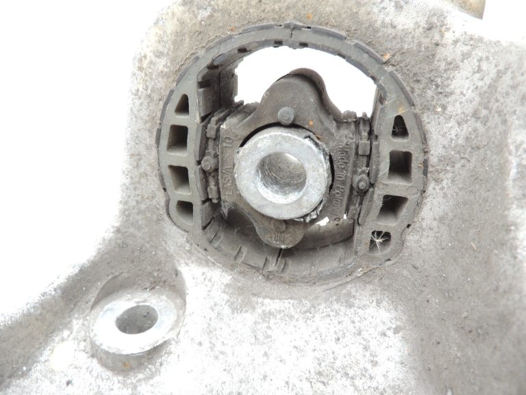 Volvo XC90 II Aizmugurējā kreisā riteņa gultņa korpuss 31451338 32395004 Aizmugurējā kreisā kloķe