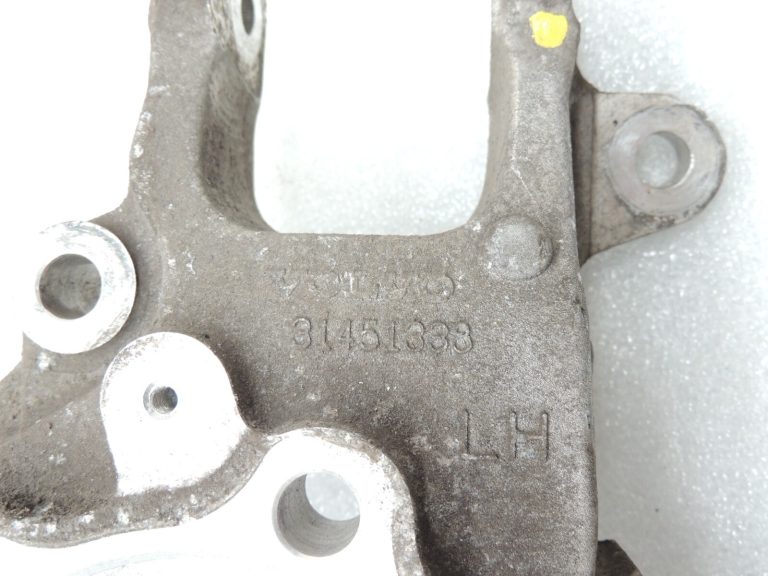 Volvo XC90 II Aizmugurējā kreisā riteņa gultņa korpuss 31451338 32395004 Aizmugurējā kreisā kloķe