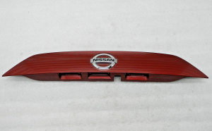 Nissan Qashqai oriģinālais aizmugurējo durvju līstes apmale NAJ - CRIMSON