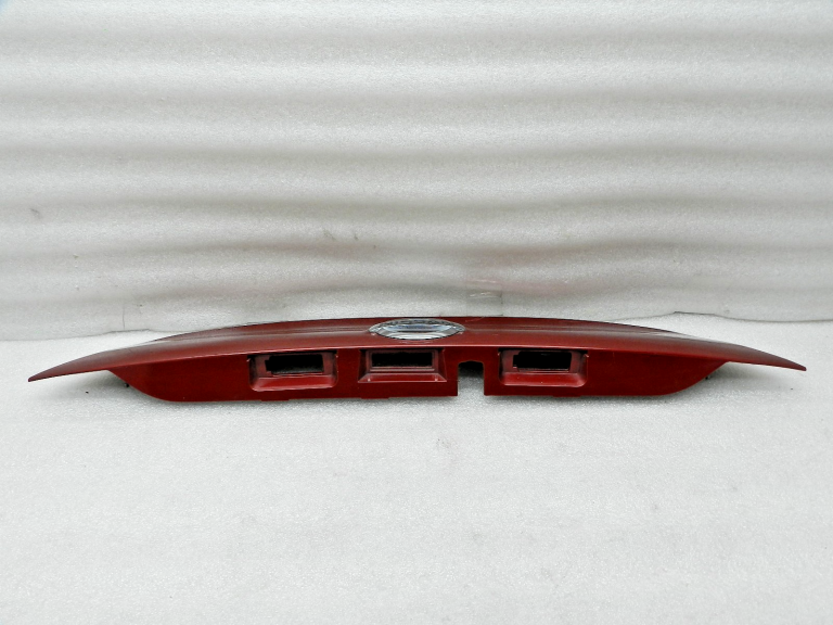 Nissan Qashqai oriģinālais aizmugurējo durvju līstes apmale NAJ – CRIMSON