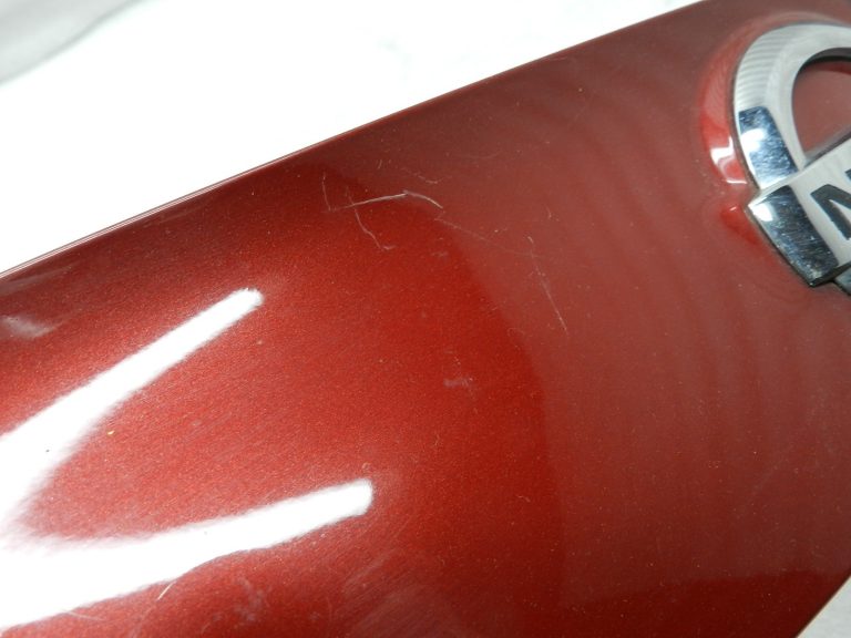 Nissan Qashqai oriģinālais aizmugurējo durvju līstes apmale NAJ – CRIMSON
