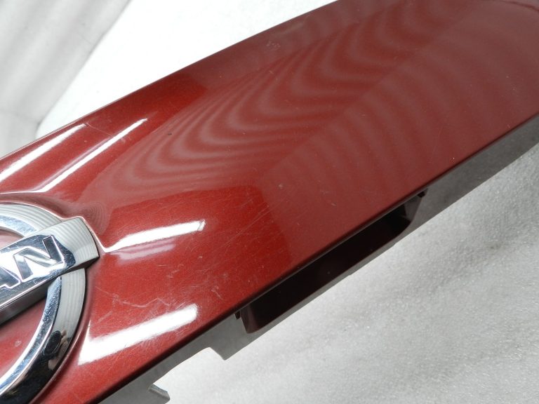 Nissan Qashqai oriģinālais aizmugurējo durvju līstes apmale NAJ – CRIMSON