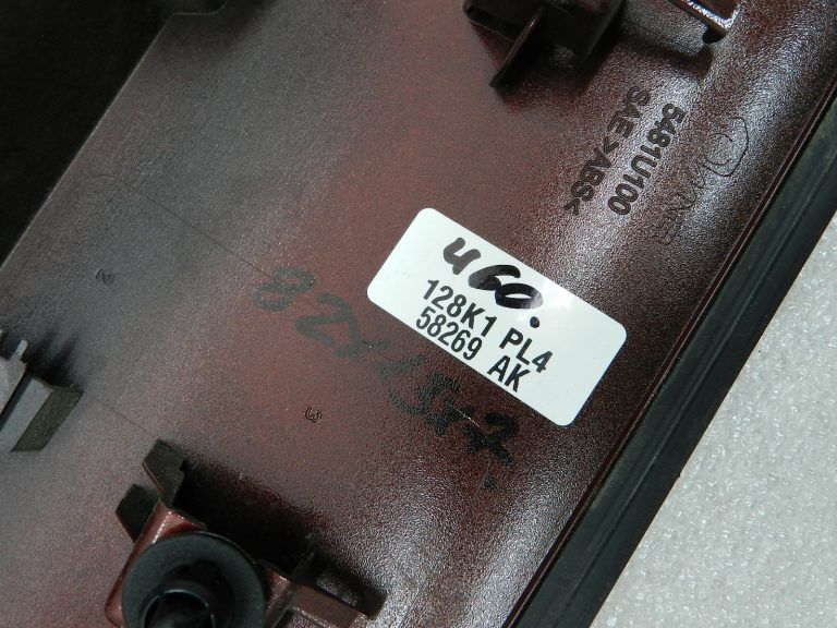 Nissan Qashqai oriģinālais aizmugurējo durvju līstes apmale NAJ – CRIMSON