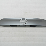 Nissan Qashqai oriģinālais aizmugurējo durvju līmējums KAD – Gun Metallic