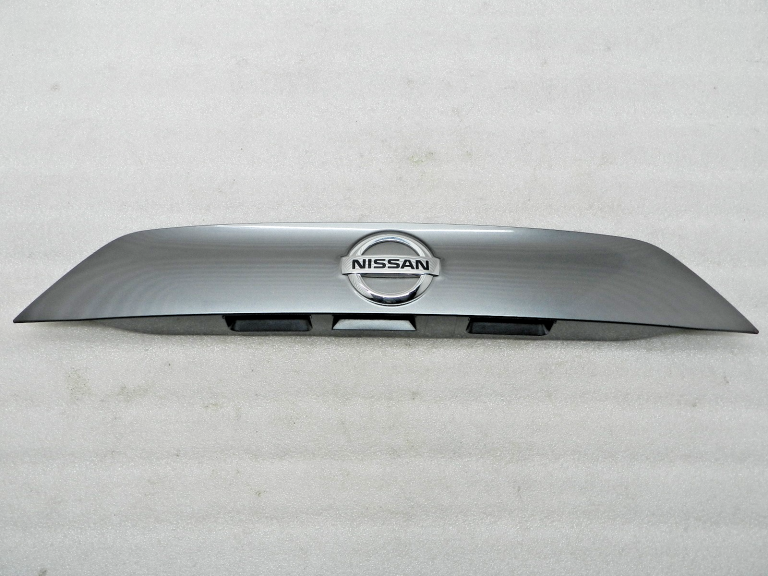Nissan Qashqai oriģinālais aizmugurējo durvju līmējums KAD – Gun Metallic