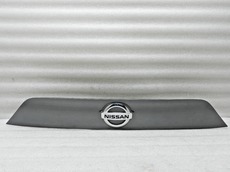 Nissan Qashqai oriģinālais aizmugurējo durvju līmējums KAD – Gun Metallic