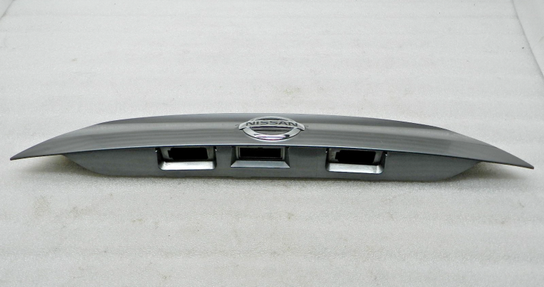 Nissan Qashqai oriģinālais aizmugurējo durvju līmējums KAD – Gun Metallic