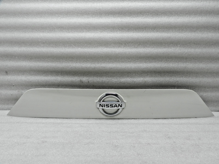 Nissan Qashqai oriģināla rokturu līstes aizmugurējo durvju apdare QAB – BALTA (PEARL)