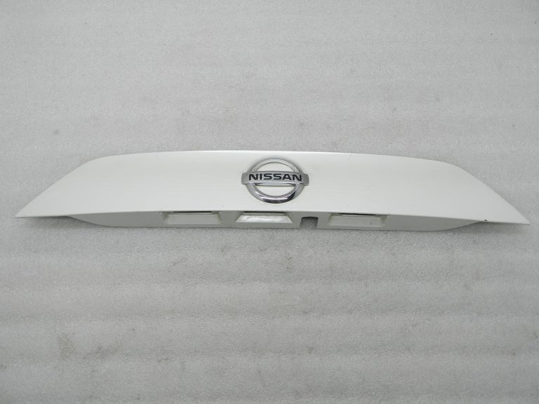 Nissan Qashqai oriģināla rokturu līstes aizmugurējo durvju apdare QAB – BALTA (PEARL)